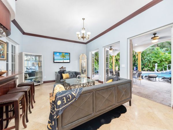 Private Pool Coral Gables Vacation Villa + Guests House