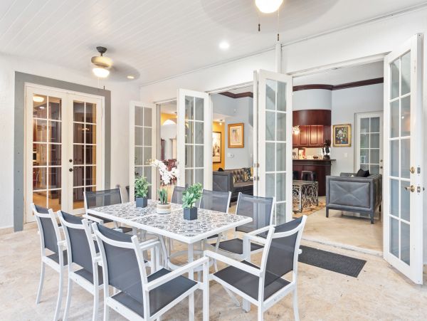 Private Pool Coral Gables Vacation Villa + Guests House