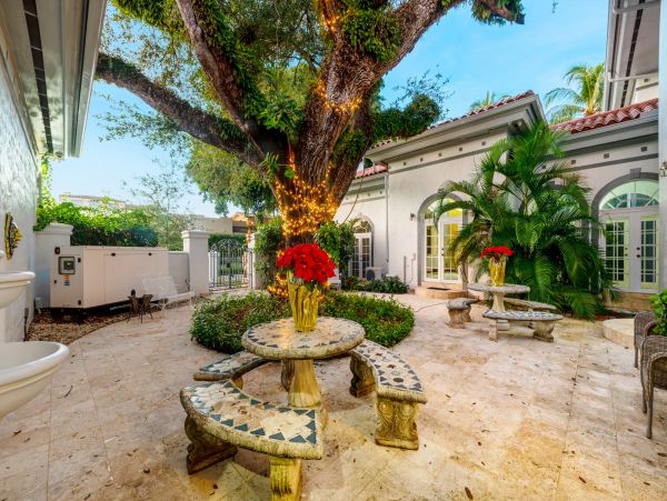 Private Pool Coral Gables Vacation Villa + Guests House
