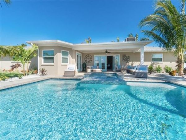 Holmes Beach 4 Bedroom Home Sleeps 8 Guests with Great Pool