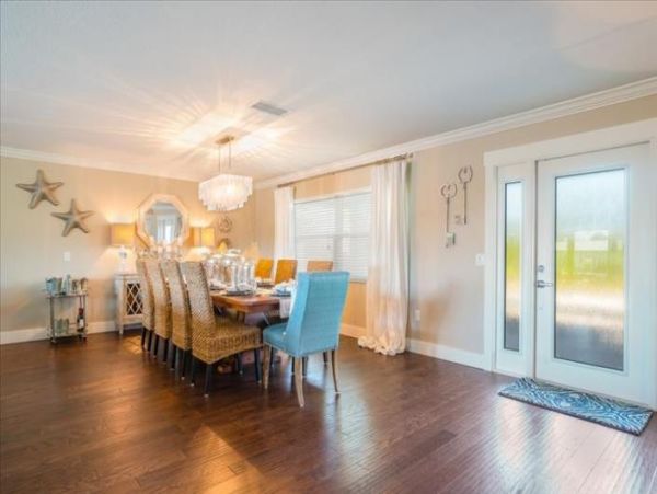 Holmes Beach 4 Bedroom Home Sleeps 8 Guests with Great Pool