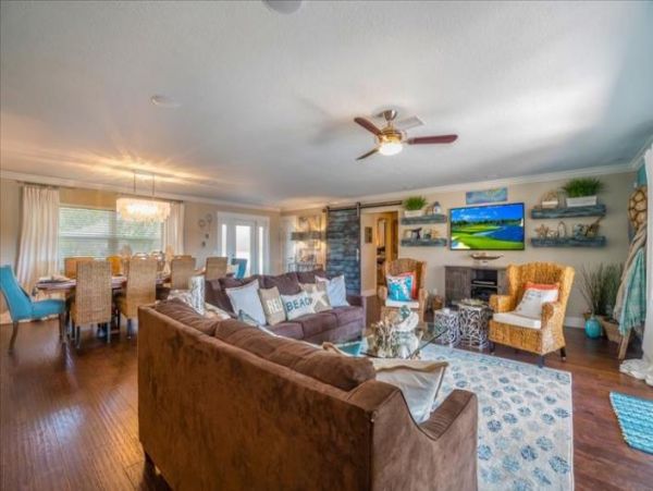 Holmes Beach 4 Bedroom Home Sleeps 8 Guests with Great Pool