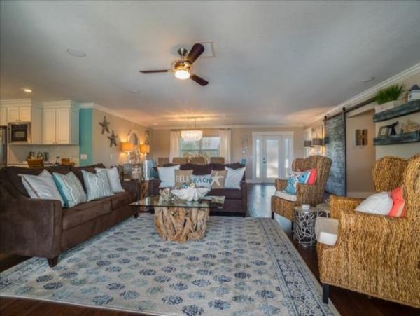 Holmes Beach 4 Bedroom Home Sleeps 8 Guests with Great Pool