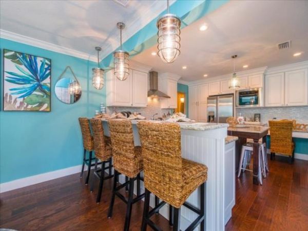 Holmes Beach 4 Bedroom Home Sleeps 8 Guests with Great Pool