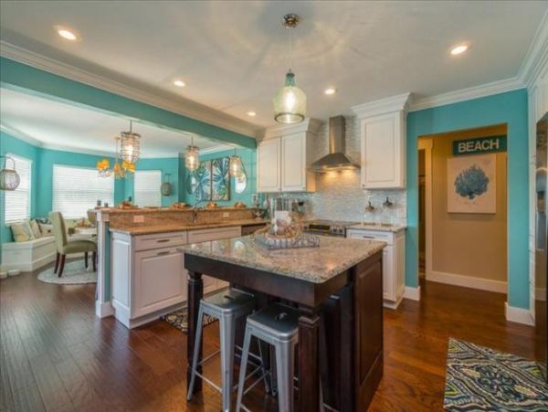 Holmes Beach 4 Bedroom Home Sleeps 8 Guests with Great Pool
