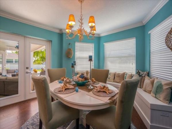 Holmes Beach 4 Bedroom Home Sleeps 8 Guests with Great Pool