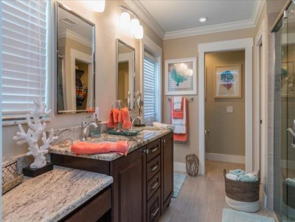 Holmes Beach 4 Bedroom Home Sleeps 8 Guests with Great Pool