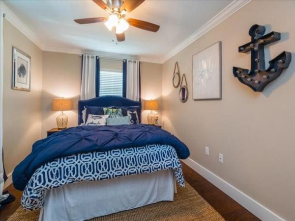 Holmes Beach 4 Bedroom Home Sleeps 8 Guests with Great Pool