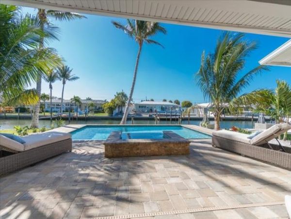 Holmes Beach 4 Bedroom Home Sleeps 8 Guests with Great Pool