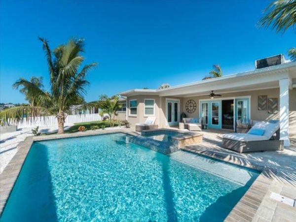 Holmes Beach 4 Bedroom Home Sleeps 8 Guests with Great Pool