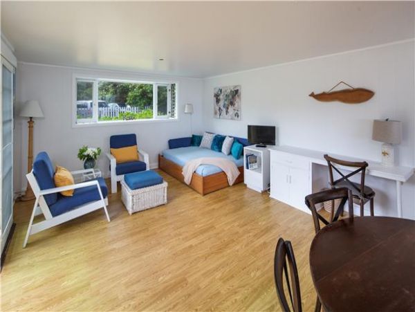 Kahuku Three Bedroom Vacation Home Short Walk To Beach