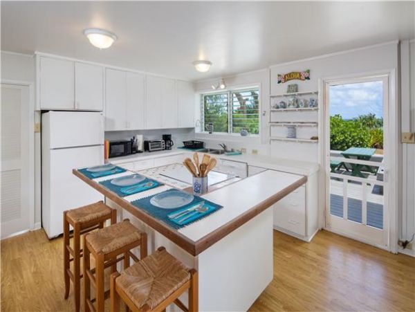 Kahuku Three Bedroom Vacation Home Short Walk To Beach