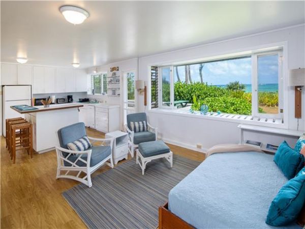 Kahuku Three Bedroom Vacation Home Short Walk To Beach