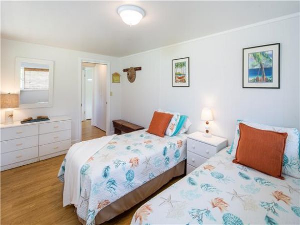Kahuku Three Bedroom Vacation Home Short Walk To Beach