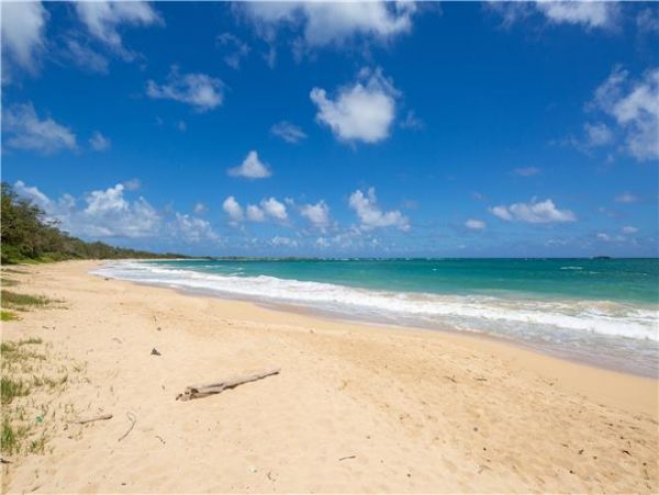 Kahuku Three Bedroom Vacation Home Short Walk To Beach