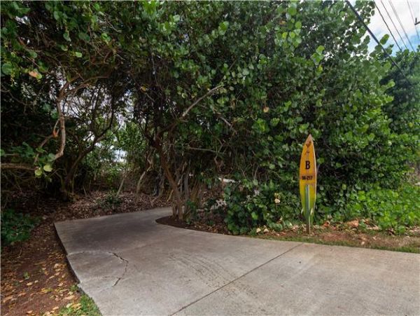 Kahuku Three Bedroom Vacation Home Short Walk To Beach