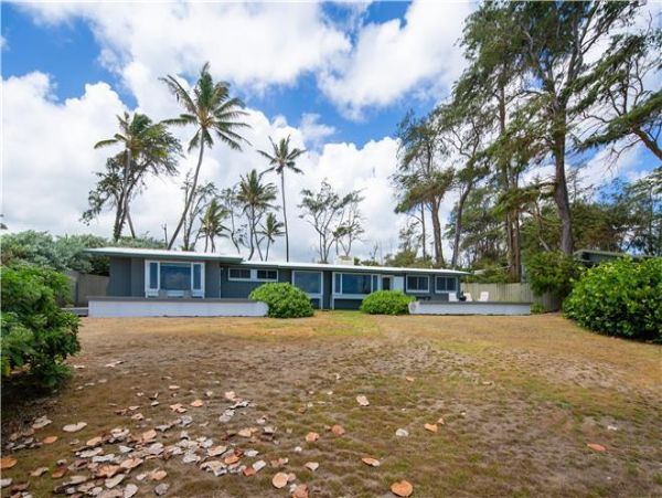 Kahuku Three Bedroom Vacation Home Short Walk To Beach