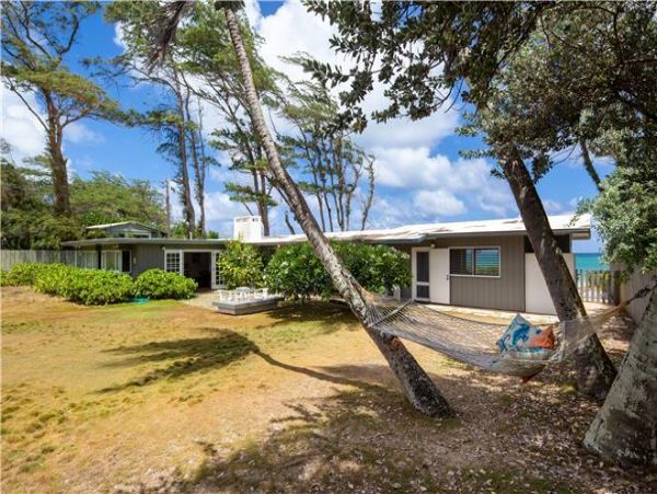 Kahuku Three Bedroom Vacation Home Short Walk To Beach