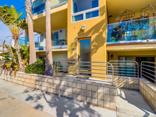 Spacious 3 Level Townhouse in San Diego with Rooftop Deck