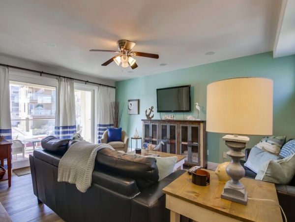 Spacious 3 Level Townhouse in San Diego with Rooftop Deck