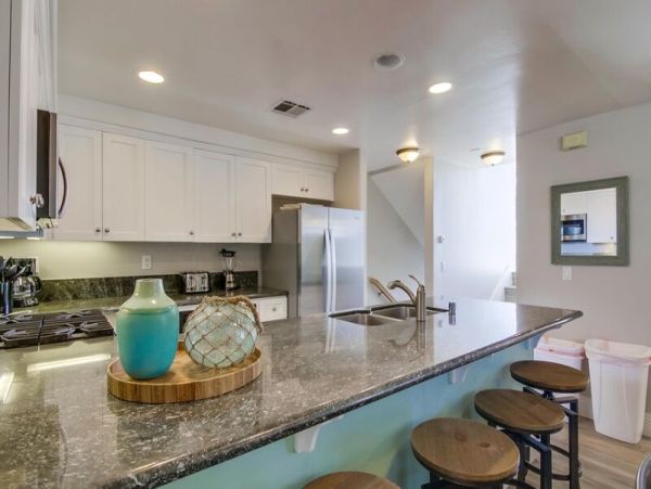 Spacious 3 Level Townhouse in San Diego with Rooftop Deck
