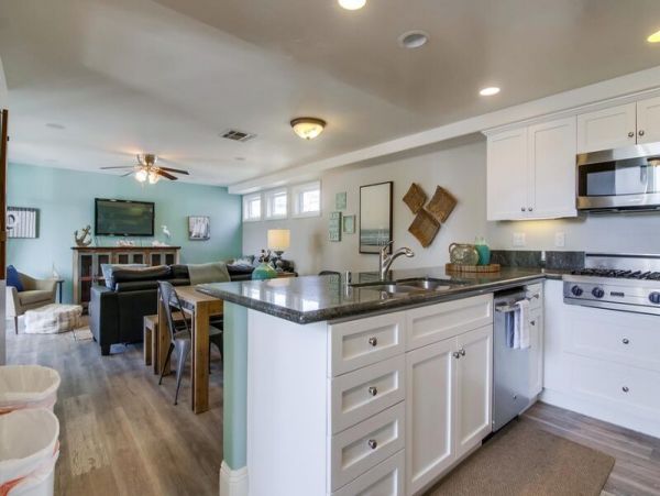 Spacious 3 Level Townhouse in San Diego with Rooftop Deck