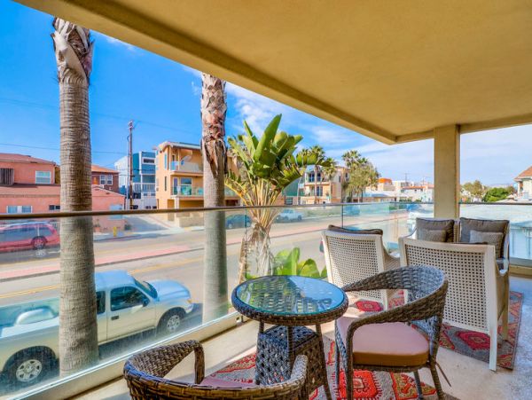 Spacious 3 Level Townhouse in San Diego with Rooftop Deck
