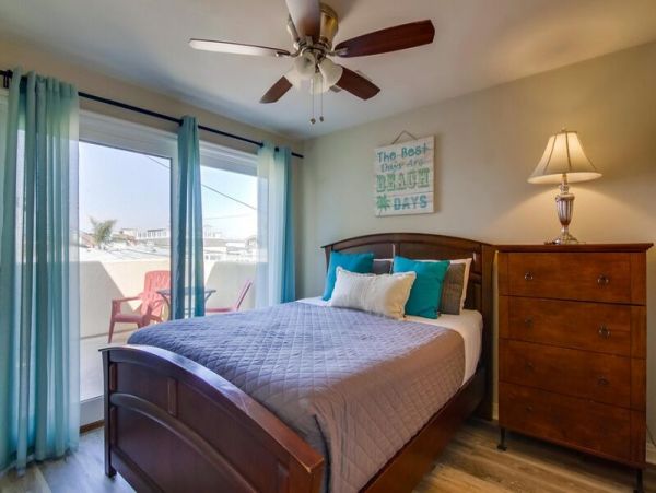 Spacious 3 Level Townhouse in San Diego with Rooftop Deck