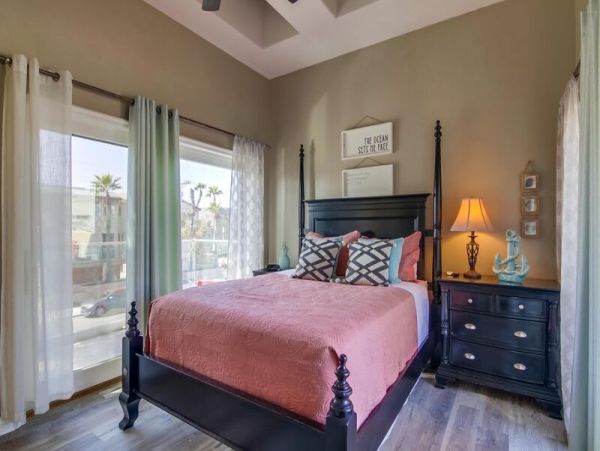 Spacious 3 Level Townhouse in San Diego with Rooftop Deck