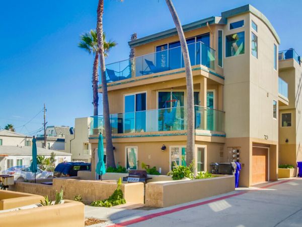 Lovely Mission Beach Townhome Steps from the Beach Sleeps 10