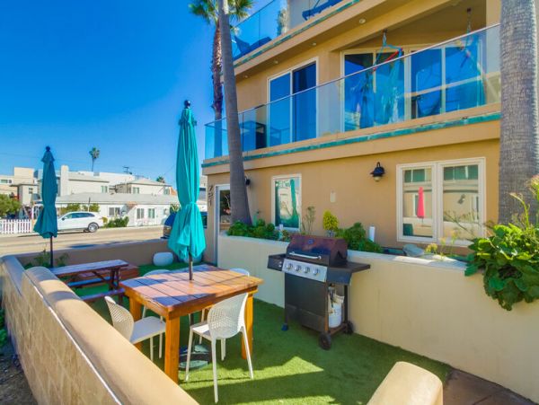 Lovely Mission Beach Townhome Steps from the Beach Sleeps 10