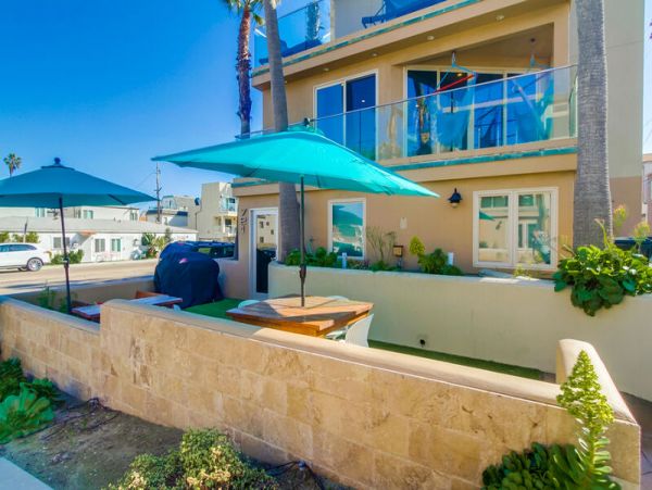 Lovely Mission Beach Townhome Steps from the Beach Sleeps 10