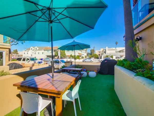 Lovely Mission Beach Townhome Steps from the Beach Sleeps 10