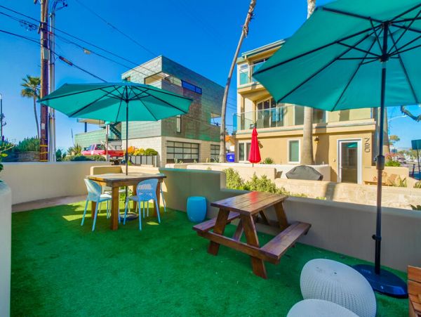 Lovely Mission Beach Townhome Steps from the Beach Sleeps 10
