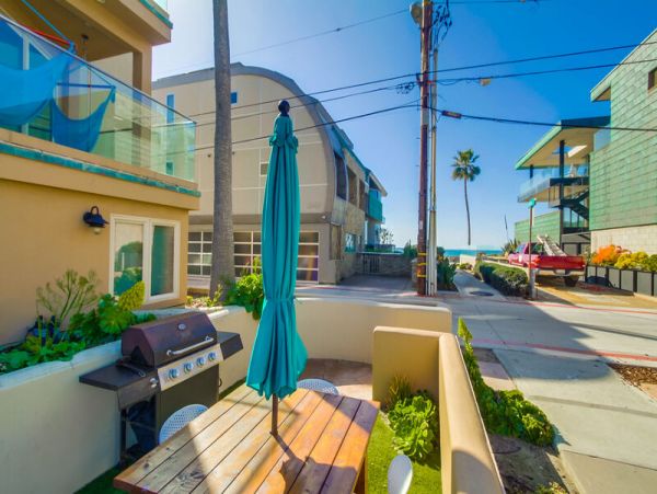 Lovely Mission Beach Townhome Steps from the Beach Sleeps 10