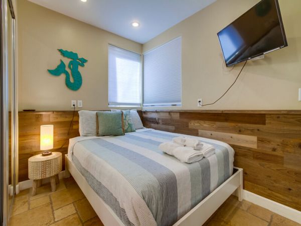 Lovely Mission Beach Townhome Steps from the Beach Sleeps 10
