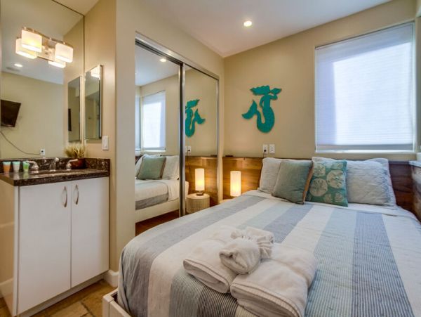 Lovely Mission Beach Townhome Steps from the Beach Sleeps 10