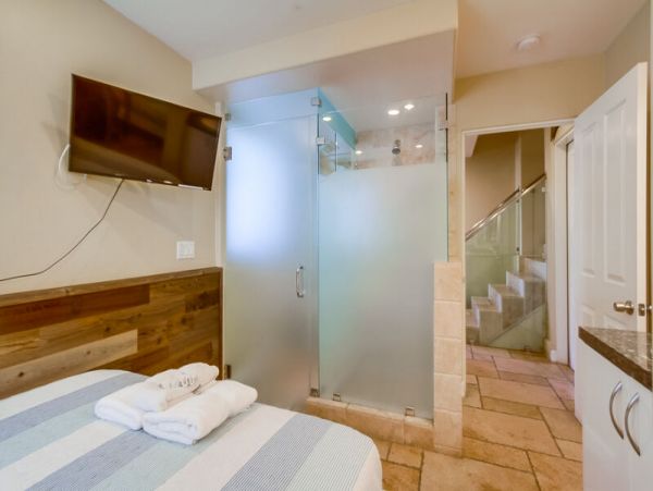 Lovely Mission Beach Townhome Steps from the Beach Sleeps 10