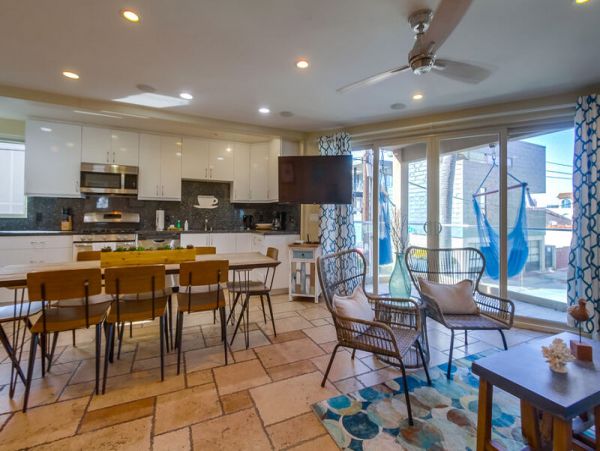 Lovely Mission Beach Townhome Steps from the Beach Sleeps 10