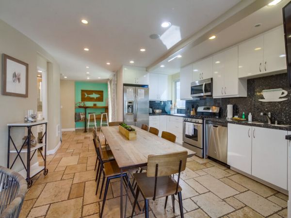 Lovely Mission Beach Townhome Steps from the Beach Sleeps 10