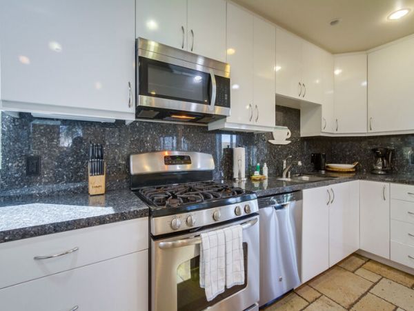 Lovely Mission Beach Townhome Steps from the Beach Sleeps 10