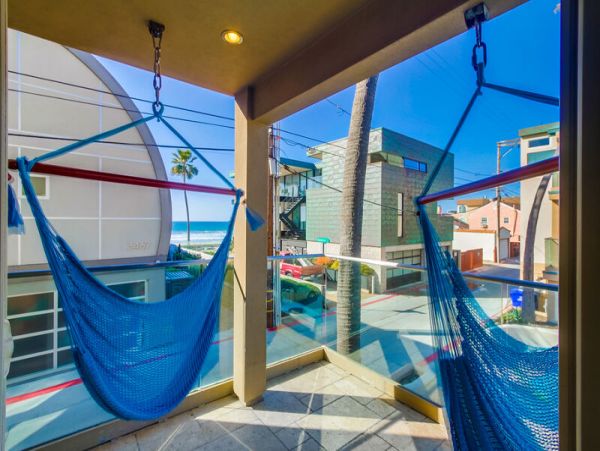 Lovely Mission Beach Townhome Steps from the Beach Sleeps 10
