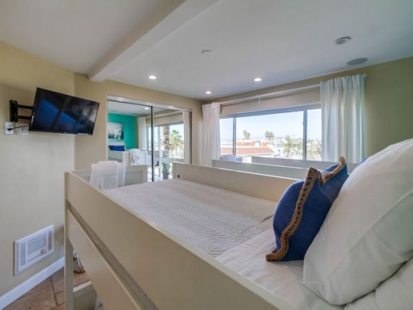 Lovely Mission Beach Townhome Steps from the Beach Sleeps 10