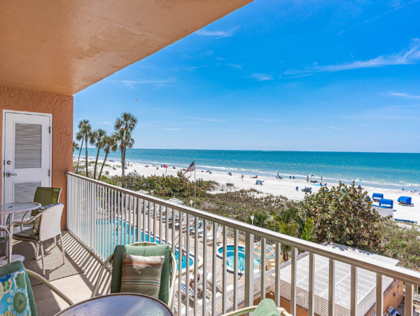 Lovely Beach-Front 3 Bedroom Condo in Indian Shores