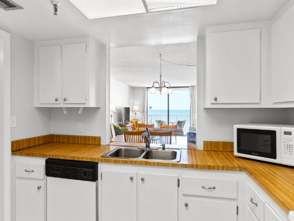 Lovely Beach-Front 3 Bedroom Condo in Indian Shores