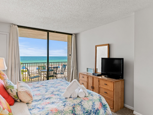 Lovely Beach-Front 3 Bedroom Condo in Indian Shores