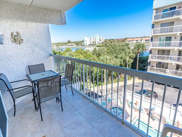 Beautiful 2 Bedroom Vacation Condo with Intracoastal Waterway View