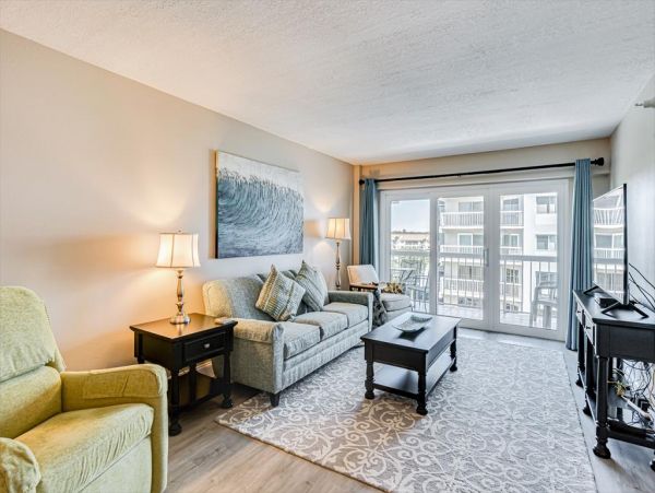 Beautiful 2 Bedroom Vacation Condo with Intracoastal Waterway View