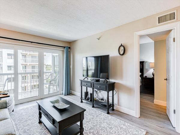 Beautiful 2 Bedroom Vacation Condo with Intracoastal Waterway View