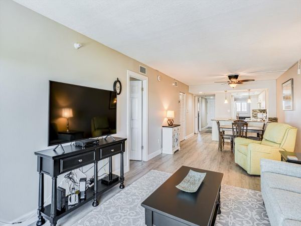 Beautiful 2 Bedroom Vacation Condo with Intracoastal Waterway View
